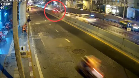 "นาทีมรณะ" รถชนสนั่นอุโมงค์ท่าพระ เจ็บ 2 เหยียบหัวตายสยอง 1 (คลิป)