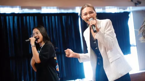 "แก้ม-แอ๊ค-ผิงผิง" นำทีมวอร์มลูกคอ ฟิตซ้อมคอนเสิร์ต "The Golden Song"