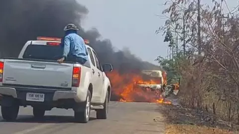 ไฟไหม้กลางแดด รถตู้เสียหายทั้งคัน เงินสด 1 แสนในรถวอดไปด้วย (คลิป)