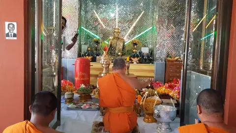 ส่องขันน้ำมนต์ งานไหว้ครู "หลวงพ่อเปี๊ยกวาจาสิทธิ์" ได้เลขเด็ดงวดนี้ 