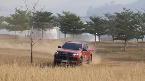 ขับ NEW ISUZU V-CROSS 4x4 ได้ใช้ Rough Terrain Mode บุกป่าฝ่าดงถูกใจขาลุย