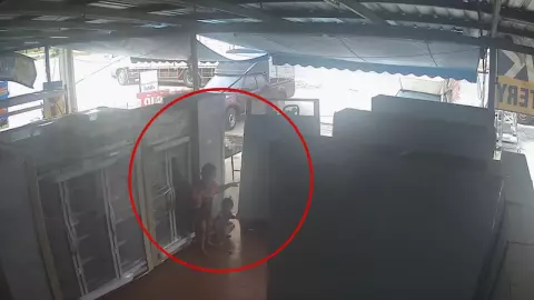 เกือบแล้ว ตู้เย็นขนาดใหญ่ล้ม เสียงดังลั่น เฉียดเด็ก 2 ขวบไปนิดเดียว (คลิป)