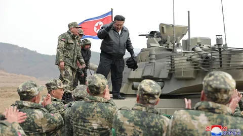 คิม จอง อึน โชว์ขับรถถังรุ่นใหม่ สั่งทหารเตรียมความพร้อมทำสงคราม