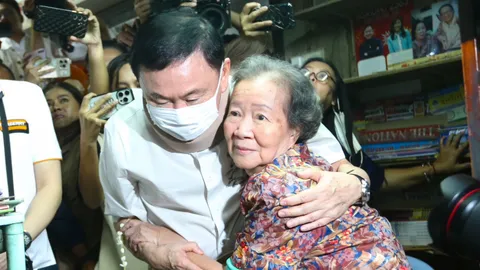 ตลาดวโรรสแตก “ทักษิณ” แวะเจอ “ป้าศรี” หลังไม่เจอ 15 ปี บอกสงกรานต์มาอีกรอบ (คลิป)