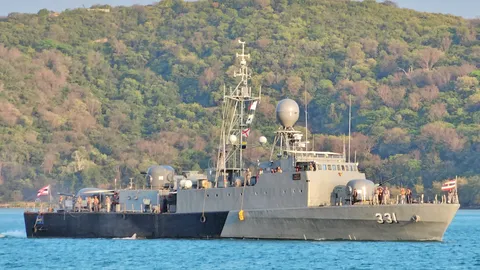 “เรือหลวงชลบุรี” ออกทะเลเคลียร์กระสุนค้างรังเพลิง ผบ.ทร. รุดเยี่ยมกำลังพล