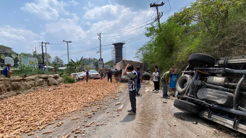 รถบรรทุกหัวมันลงเนินพลิกคว่ำ ชนกระจายบาดเจ็บ 10 สาวท้องสาหัส (คลิป) 