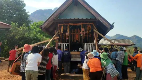 แห่ส่องเลขเด็ด บวงสรวงเคลื่อนย้าย "ศาลพ่อปู่ดำ" ชาวบ้านเชื่อให้โชค