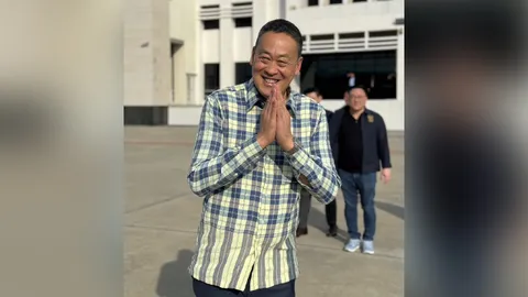 นายกฯ โชว์เสื้อเชิ้ตผ้าขาวม้า โวต้องไปถึงปารีส-ดันสินค้าท้องถิ่นวางห้างดังถึง 30 เม.ย.