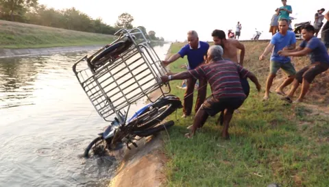 ร้องกันระงม ตา 79 พาหลาน 5 คนนั่งซาเล้งชมวิว พลัดตกคลองดับ 2 ศพ  