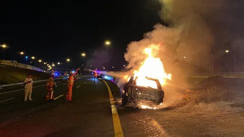 ชนแบริเออร์ ไฟย่างคารถ ดิ้นรนบีบแตร แต่ช่วยไม่ทัน (คลิป)