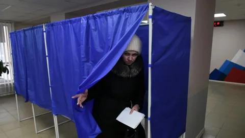 เลือกตั้งปธน.รัสเซียวันแรกสุดป่วน ตร.รวบ 13 ราย เผาคูหา-ขว้างระเบิด-เทน้ำหมึกลงหีบ