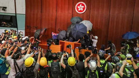 ศาลฮ่องกงสั่งจำคุกผู้ประท้วง 12 คนบุกสภานิติบัญญัติ