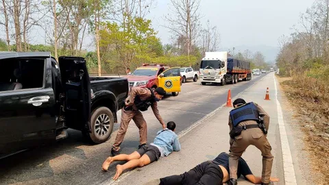 ตร.ทล. ตามรวบรถนำ แก๊งค้ายาบ้า 6.2 ล้านเม็ด หลังพยายามหนีขึ้นภาคเหนือ (คลิป)