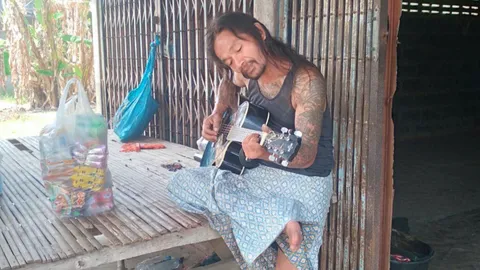 ถอดหัวใจ ขุนเดช ศิลปินจิตเวช เจ้าของเพลง อธิษฐานลารักหน้าไฟ (คลิป) 