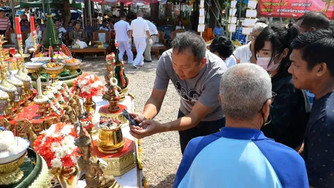 คอหวยแห่ส่อง "เลขเด็ด" วัดดังจัดพิธีบวงสรวง "องค์พญาครุฑกางปีกเหินเวหา"
