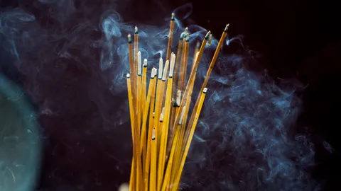 ทำนายฝันเห็นธูป ฝันเห็นธูปที่จุดแล้วหลายดอก มีความหมายฝันอย่างไร