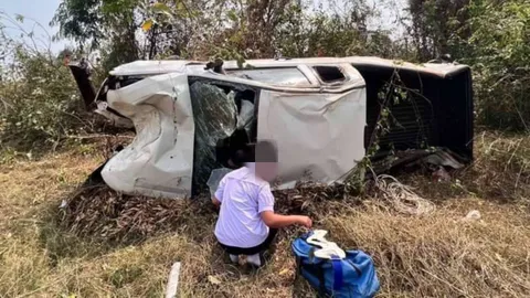 หนุ่มซิ่งกระบะเหยียบไม่ยั้ง หลุดโค้งพุ่งชนจยย. ดับสยองคาที่ 2 ศพ