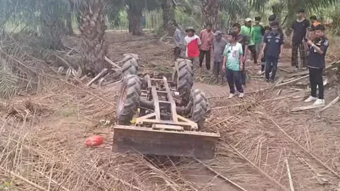 ฝนตก ชาวนารีบไปไถนา รถไถพลิกคว่ำทับร่างตายระหว่างทาง