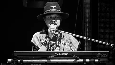 วงการเพลงเศร้า ดุก คาราบาว มือคีย์บอร์ดวง "คาราบาว" จากไปอย่างสงบในวัย 71 ปี