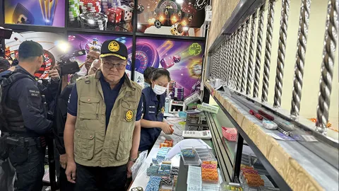 ทลายบ่อนใหญ่ จับ 327 คน ยึดเงินสด 5 ล้าน ชิปมูลค่า 300 ล้าน เด้ง 3 เสือโรงพัก (คลิป)