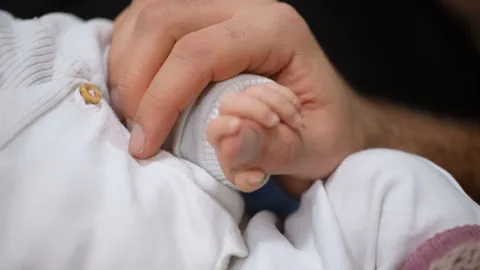 คุกตลอดชีวิต แม่ใจยักษ์ไปเที่ยว 10 วัน ทิ้งลูกน้อยอยู่บ้านคนเดียวจนตาย