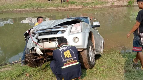 ปิกอัพซิ่ง ชนโค้ชวอลเลย์บอลหญิง กระเด็นตกคลองดับ