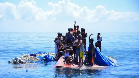 กู้ภัยอินโดนีเซีย ช่วยชาวโรฮีนจาหลายสิบชีวิต หลังเรือคว่ำกลางทะเล (คลิป)