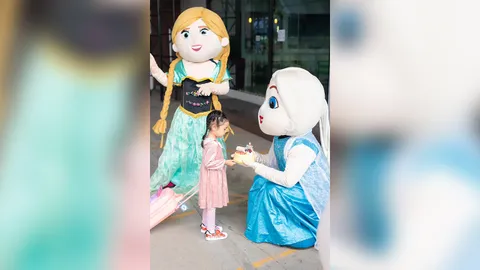 นักร้องหนุ่ม โผล่ทำเซอร์ไพรส์วันเกิดลูกสาว ลงทุนแต่งเป็นเจ้าหญิงเอลซ่า