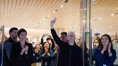 ทิม คุกมาเอง 'แอปเปิล สโตร์' สาขาใหม่ใหญ่สุดในจีน เปิดแล้วที่เซี่ยงไฮ้ (คลิป)