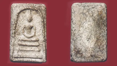 รอยเลี่ยมด้านหลังของพระสมเด็จ