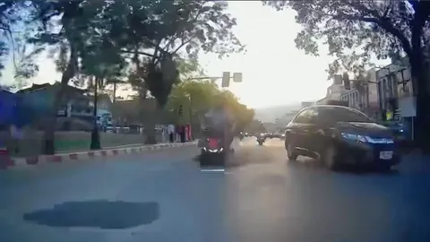 นาทีถนนยุบ คูเมืองเชียงใหม่ขุดนำสายไฟลงดิน จยย.ตก นทท.บาดเจ็บ (คลิป) 