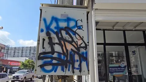 2 ชาวต่างชาติป่วน ตระเวนพ่นสีสเปรย์ใส่ป้าย-ฟุตปาท ในหาดป่าตอง จ.ภูเก็ต