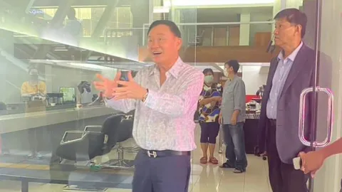 "ทักษิณ" ย่องเงียบ ตัดผมสีลม แฟนคลับแห่ขอถ่ายรูป เจ้าตัวคุยเป็นกันเอง