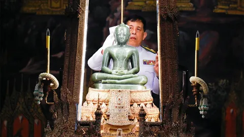 ในหลวง เสด็จฯ ในการพระราชพิธีเปลี่ยนเครื่องทรงฤดูหนาวเป็นเครื่องทรงฤดูร้อน