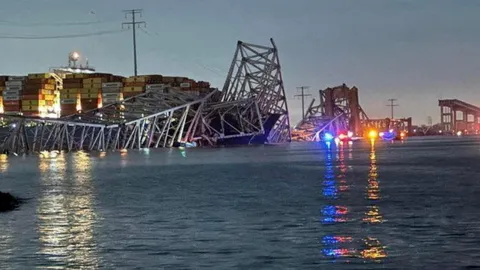 นาทีระทึก เรือสินค้าชนสะพานจนพังถล่ม ที่บัลติมอร์ เร่งค้นหาผู้ประสบภัย (คลิป)