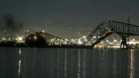 เรือชนตอม่อสะพานพังถล่มในสหรัฐฯ รถ-คนตกน้ำจำนวนมาก (ชมคลิป)