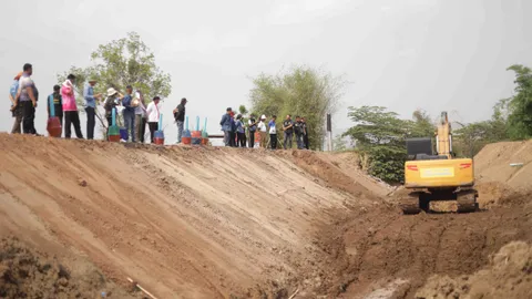 อบจ.กาฬสินธุ์สร้างฝายแกนดินซีเมนต์ที่ลำห้วยกลอย แก้ขาดแคลนน้ำทำเกษตรในฤดูแล้ง