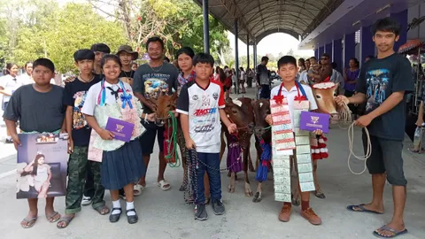 ดอกไม้มันน้อยไป ครอบครัวขนวัว 4 ตัว ให้เป็นของขวัญ เรียนจบ ป.6