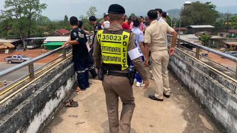 2 ตร.ทล. ช่วย "พลทหาร" เครียด ใช้เชือกผูกคอ เตรียมโดดสะพานลอย ปลอดภัย