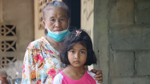 น่าสงสาร ด.ญ.ลูกครึ่งบาห์เรน แม่ทิ้งอยู่กับยาย ทุกวันต้องไปขอข้าวพระ 