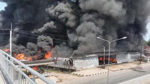 ไฟไหม้โกดังสินค้าที่ปัตตานี คาดไฟฟ้าลัดวงจร เสียหายไม่ต่ำกว่า 20 ล้าน (คลิป)