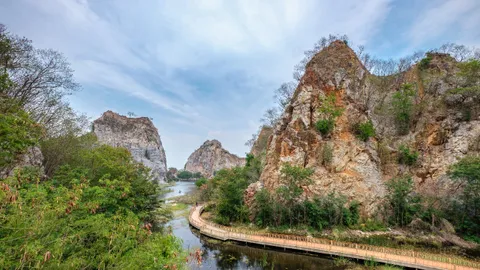 10 ที่เที่ยวราชบุรี 2025 สวย บรรยากาศดี เดินทางง่าย ใกล้กรุงฯ