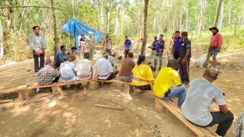 ตรัง บุกจับบ่อนไก่ชนเถื่อน กลางสวนยาง ผีพนันหนีกระเจิง รวบได้ 14 ราย