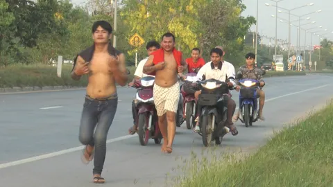 เกณฑ์ทหาร 2567 หนุ่มโคราชล้วงใบดำ ถอดเสื้อวิ่งเท้าเปล่า 7 กม. กลับบ้าน 