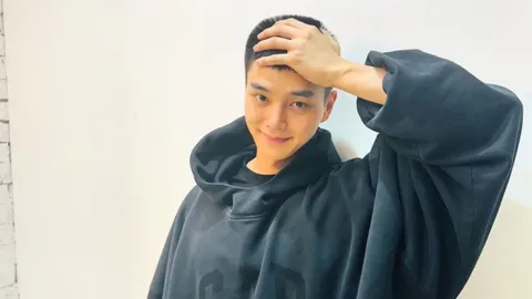 พระเอกเกาหลีสุดฮอต ตัดผมสั้นเข้ากรมเป็นทหารแล้ว แฟนๆ แห่ให้กำลังใจ