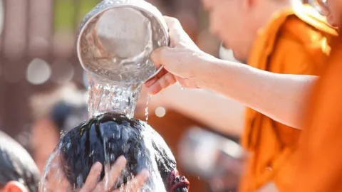 วัดหงส์รัตนารามฯ เตรียมจัดพิธี "อาบน้ำมนต์ศักดิ์สิทธิ์" เพื่อความเป็นสิริมงคล