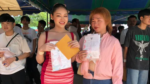 เกณฑ์ทหาร 2567 สาวสองสร้างสีสัน ด่านขุนทดสมัคร 14 คน จับใบแดง 77 คน 