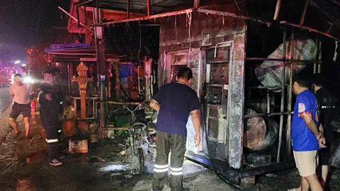 หนุ่มเติมน้ำมันหยอดเหรียญ ไฟลุก ตู้ระเบิด หนีตายระทึกกลางดึก