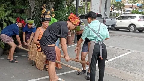 "ดุจ เกษมสุวรรณ" แต่งเต็มธีมละครดัง “เพลิงพระนาง” โปรโมทเทศกาลข้าวแช่ชาววัง
