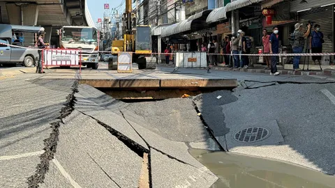 ถนนทรุดตัว ปากเกร็ดระทึกทางเข้าวัดบ่อ ยาว 10 เมตร ลึก 2 เมตร MEAเร่งซ่อม (คลิป)